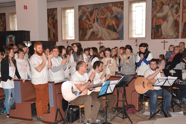 Jeunes en chemin vers Pâques