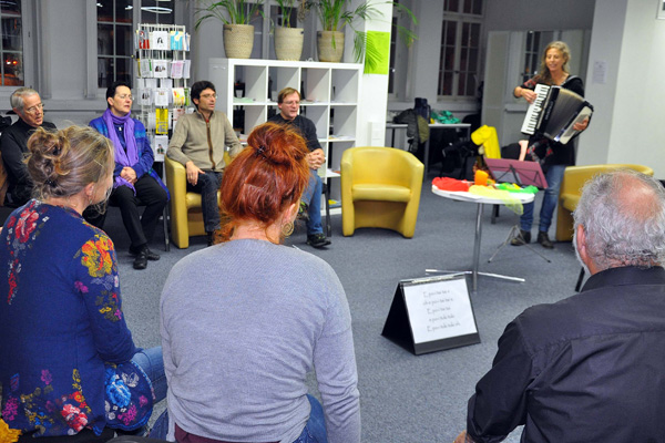 Je chante, you sing, wir singen