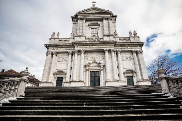 Une femme à une haute fonction catholique